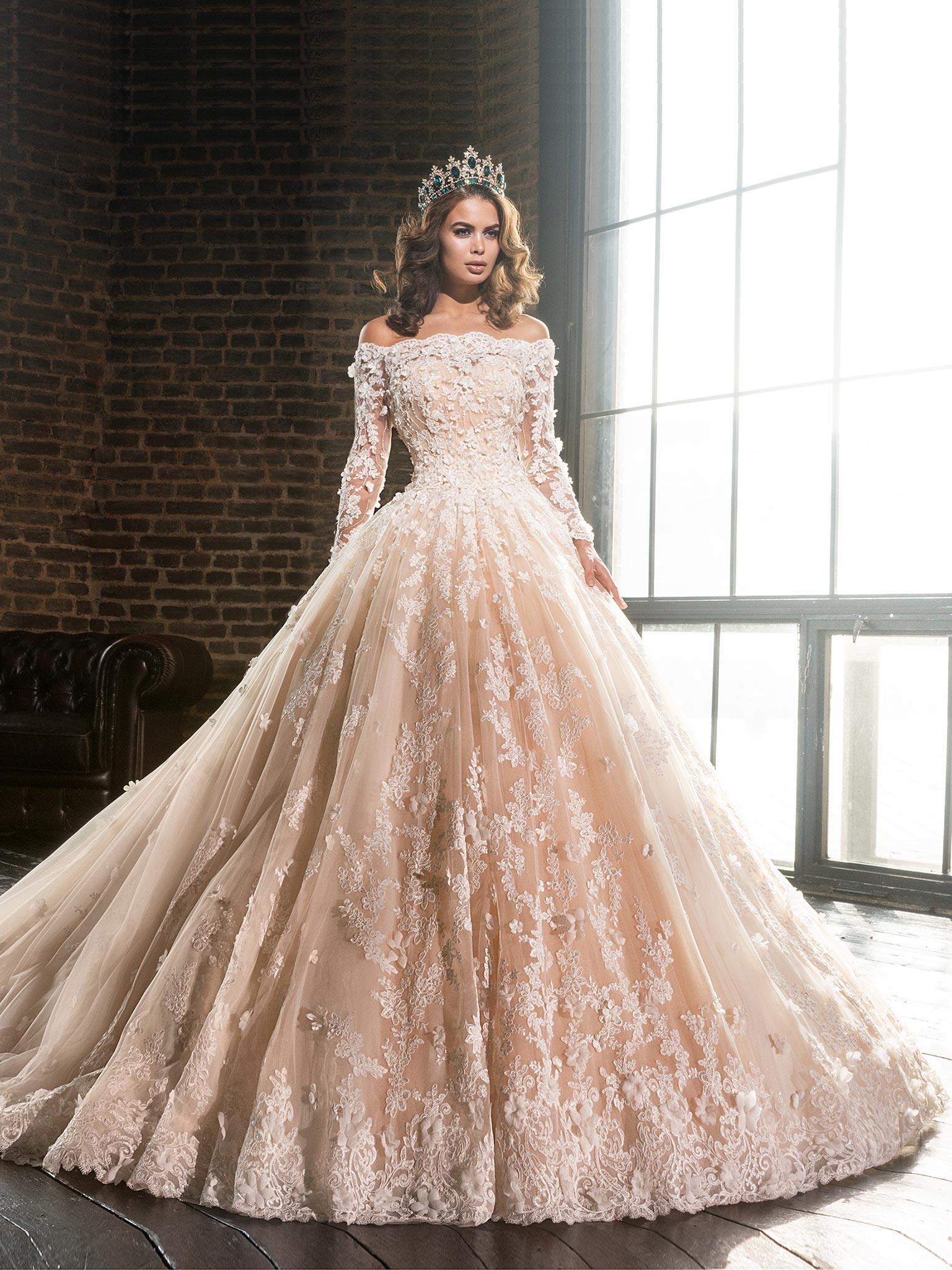 Кружевное пышное свадебное платье с рукавами от Love Bridal