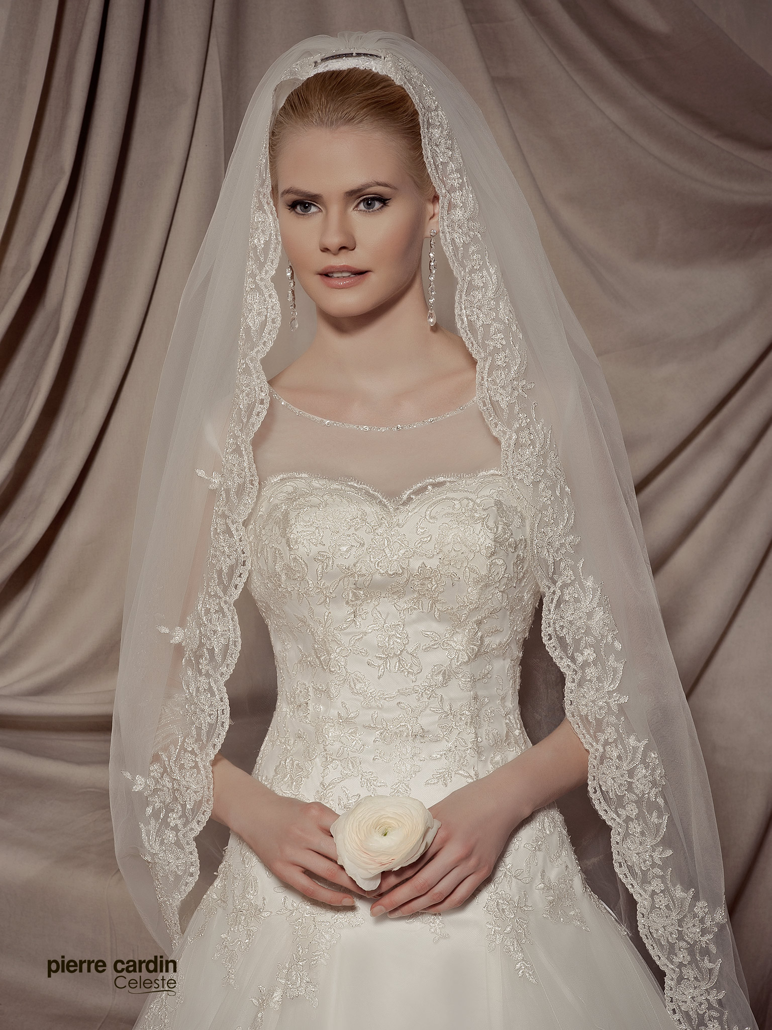 Купить свадебное платье кружевное с рукавами и открытой спинкой Pierre Cardin (арт.9438)